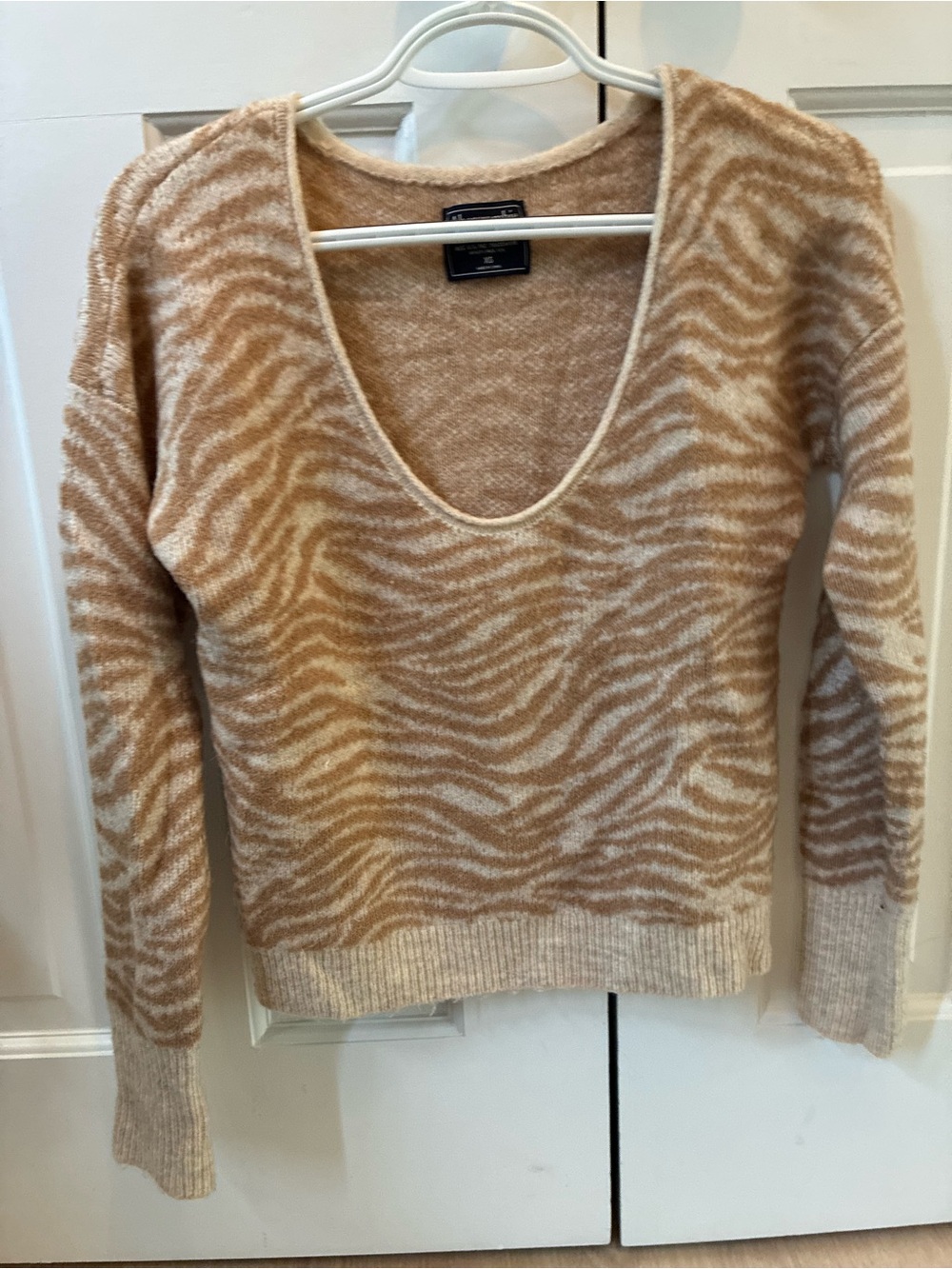 Abercrombie & Fitch Beige and Cream Zebra-Print V-Neck Sweater